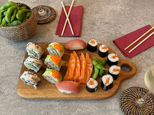 Afbeelding in Gallery-weergave laden, Sfeerbeeld van de kleine acacia houten snijplank met sushi