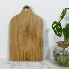 Afbeelding in Gallery-weergave laden, Grote acacia houten snijplank met handvat die ook als serveerplank gebruikt kan worden