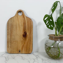 Afbeelding in Gallery-weergave laden, Kleine acacia houten snijplank die ook als serveerplank gebruikt kan worden