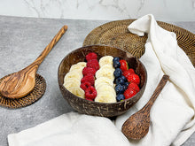 Afbeelding in Gallery-weergave laden, Sfeerbeeld van één Coconut bowl Papu Classic en kokoshouten lepel met daarin banaan, frambozen, aarbeiden en blauwe bessen