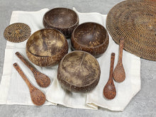 Afbeelding in Gallery-weergave laden, Sfeerbeeld van vier Coconut Bowls Paou Classic met vier kokoshouten lepels.