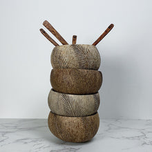 Afbeelding in Gallery-weergave laden, Set van vier Coconut bowls Papu Palm robuust met vier kokoshouten lepels