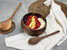 Afbeelding in Gallery-weergave laden, Sfeerbeeld van een Coconut Bowl Papu Palm Classic met daarin mango, banaan, aardbei en blauwe bessen