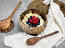 Afbeelding in Gallery-weergave laden, Sfeerbeeld coconut bowl papu palm robuust met daarin banaan, framboos en blauwe bessen