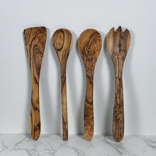Afbeelding in Gallery-weergave laden, Afbeelding 4 delige olijfhouten keukengerei set die bestaat uit een spatel, kooklepel en saladeserver set