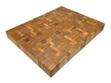 Afbeelding in Gallery-weergave laden, Kopshouten eiken hakblok. In Nederland handgemaakt van gerecycled eikenhout.