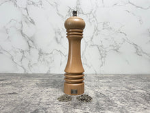 Afbeelding in Gallery-weergave laden, Houten pepermolen van 23 centimeter in de kleur naturel. De grinder is instelbaar waardoor je zelf kan kiezen hoe grof de korrel is.