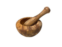 Afbeelding in Gallery-weergave laden, Handgemaakte olijfhouten vijzel met een olijfhouten stamper.