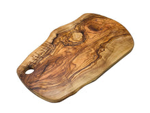 Afbeelding in Gallery-weergave laden, Handgemaakte olijfhouten snijplank die door het handvat ook te gebruiken is als serveerplank.
