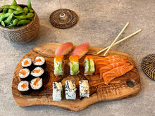 Afbeelding in Gallery-weergave laden, Handgemaakte olijfhouten snijplank met sushi. Door de natuurlijke antibacteriële werking is deze snijplank ideaal om in aanraking te komen met rauw vlees of vis.