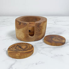 Afbeelding in Gallery-weergave laden, Sfeer foto van de 6 olijfhouten onderzetters met houten houder van Olivenholz