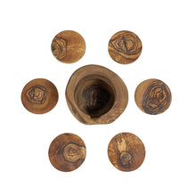 Afbeelding in Gallery-weergave laden, Overzicht foto van 6 olijfhouten onderzetters en olijfhouten houder van Olivenholz