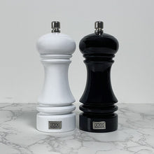 Afbeelding in Gallery-weergave laden, Zwart en witte houten peper- en zoutmolen set 15cm