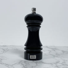 Afbeelding in Gallery-weergave laden, Zwarte houten pepermolen 15cm | OGO Living