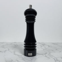 Afbeelding in Gallery-weergave laden, Zwarte houten pepermolen 23 cm | OGO Living