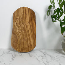 Afbeelding in Gallery-weergave laden, Rustieke olijfhouten snijplank | Olivenholz