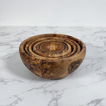 Afbeelding in Gallery-weergave laden, Sfeer foto 6-delige olijfhouten schalenset van Olivenholz Erleben