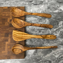 Afbeelding in Gallery-weergave laden, Sfeerbeeld van de 4 -delige olijfhouten keukengerei set op een donker grijs stenen