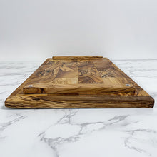 Afbeelding in Gallery-weergave laden, Onderkant foto van de olijfhouten snijplank met antislip doppen van olivenholz Erleben