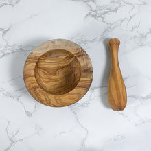 Afbeelding in Gallery-weergave laden, Bovenaanzicht olijfhouten vijzel met stamper van Olivenholz Erleben