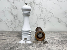 Afbeelding in Gallery-weergave laden, Deze witte en bruine houten peper en zoutmolen set is 23 centimeter lang en heeft een instelbare grinder, waardoor je de korrel van het zout of peper kan aanpassen. Bestrooi je gerecht met jou favoriete korrel met deze peper en zoutmolen set.