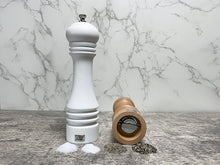 Afbeelding in Gallery-weergave laden, Houten witte en naturel peper en zoutmolen met instelbare grinder. Hiermee bepaal je zelf de grofheid van de peper of zoutkorrel.