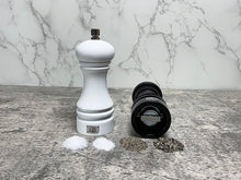 Afbeelding in Gallery-weergave laden, Deze peper en zoutmolen set heeft een instelbare grinder. Hiermee bepaal je zelf de grofheid van de peper of zout korrel.