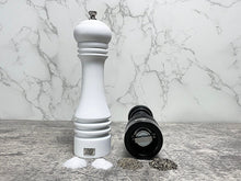 Afbeelding in Gallery-weergave laden, De zwarte en witte peper en zoutmolen van OGO Living hebben een instelbare grinder. Hiermee bepaal je zelf de grofheid van de korrel.