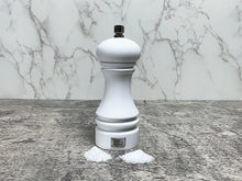 Afbeelding in Gallery-weergave laden, Deze houten zoutmolen van OGO Living heeft een instelbare grinder. Hiermee bepaal je zelf de grote van de zoutkorrel.