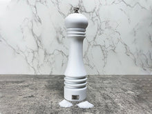 Afbeelding in Gallery-weergave laden, Deze houten zoutmolen heeft een instelbare grinder. Hiermee bepaal je zelf de grofheid van de zoutkorrel.