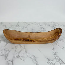 Afbeelding in Gallery-weergave laden, Zijkant foto van de olijfhouten broodschaal van Olivenholz Erleben