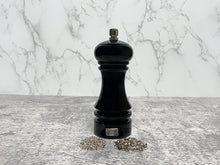 Afbeelding in Gallery-weergave laden, Deze zwarte pepermolen van OGO Living heeft een instelbare grinder. Hiermee bepaal je zelf de grofheid van de korrel.