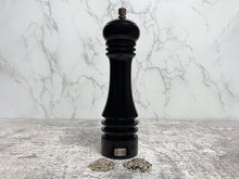 Afbeelding in Gallery-weergave laden, De zwarte houten pepermolen van OGO Living heeft een instelbare grinder. Hiermee bepaal je zelf de grofheid van de korrel.