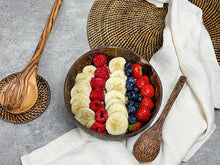 Afbeelding in Gallery-weergave laden, Sfeerbeeld van een Coconut bowl Papu classic met daarin banaan, aardbei, framboos en blauwe bessen.
