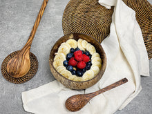 Afbeelding in Gallery-weergave laden, Sfeerbeeld van de Coconut Bowl Papu Palm robuust met banaan, blauwen bessen en frambozen
