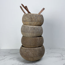 Afbeelding in Gallery-weergave laden, Set van vier Coconut Bowls Papu Stripe met vier kokoshouten lepels
