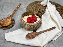 Afbeelding in Gallery-weergave laden, Sfeerbeeld van een  Coconut bowl  papu Stripe  en een kokoshouten lepel met daarin banaan en framboos
