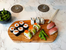 Afbeelding in Gallery-weergave laden, Handgemaakte rustieke olijfhouten snijplank met sushi. Deze snijplank is ook als serveerplank en ontbijtbord te gebruiken.
