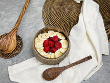 Afbeelding in Gallery-weergave laden, Sfeerbeeld van een Coconut Bowl Papu Stripe met banaan en framboos. 
